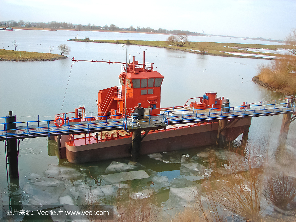 碼頭附近的新拖船。Gorinchem、荷蘭